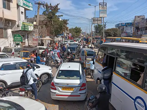 बहरोड़ में जाम की समस्या से आमजन परेशान:रॉन्ग साइड गाड़ियां लाने और जल्दबाजी के चलते फंसते है वाहन