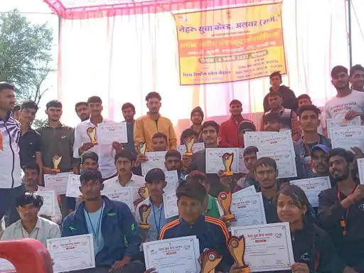 ब्लॉक स्तरीय खेलकूद प्रतियोगिता का हुआ समापन:लम्बी कूद, 800 और 400 मीटर दौड़ हुई, विजेता टीमों को टीशर्ट और मैडल देकर किया सम्मानित