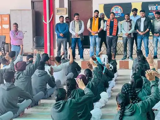 भाजपा ने चलाया नव मतदाता अभियान:स्कूलों में नव मतदाताओं को वोट डालने के लिए किया जागरूक, पार्टी से जुड़ने की अपील