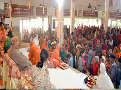 पुलिस ने दिया गार्ड ऑफ ऑनर:सतपाल महाराज ने केदारनाथ में लगने वाले भंडारे के कार्ड का किया विमाेचन, गुलाब बाग आश्रम में दर्शनों के लिए उमड़े लोग