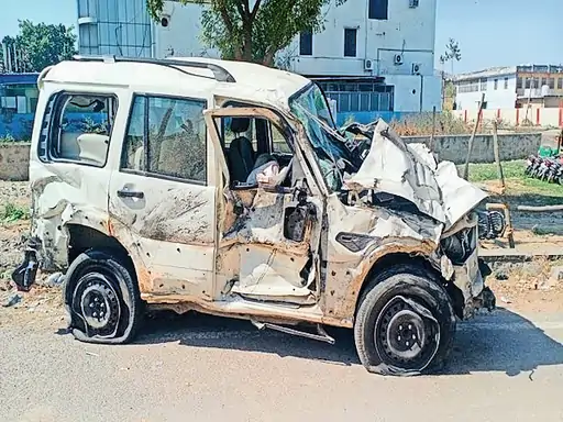 तीन बदमाशों ने दिया था वारदात को अंजान:200 फुट रोड से लूटी कार डिवाइडर से टकरा कर पलटी, दो गिरफ्तार