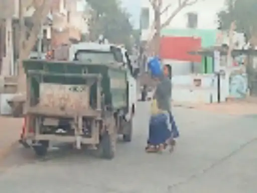 शहर की सफाई व्यवस्था चरमराई:20 ऑटो टिपर एक माह से खराब, शहर का 25 टन कचरा रोज सड़क पर फेंक रहे