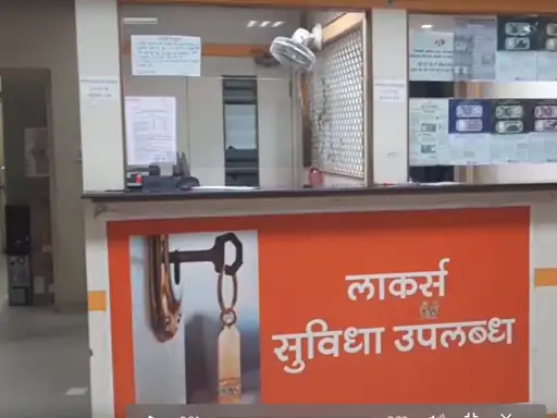 2 मिनट में बैंक से 5.40 लाख रुपए लूटे:पिस्टल दिखाकर 3 लोगों को लॉकर रूम में बंद किया, अफसर की बाइक से भागा