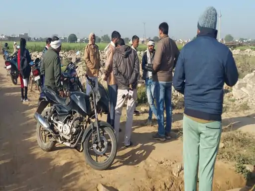 अलवर में प्रॉपर्टी डीलर पर चलाईं गोलियां, 3 लाख लूटे:बदमाशों से जान बचाने के लिए 1KM दौड़ा, घर में घुसकर बचाई जान