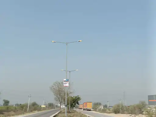 200 फीट रोड पर दिन में जल रही रोड लाइट:एक तरफ बिजली कटौती से परेशान लोग, दूसरी तरफ प्रशासन हो रहा लापरवाही