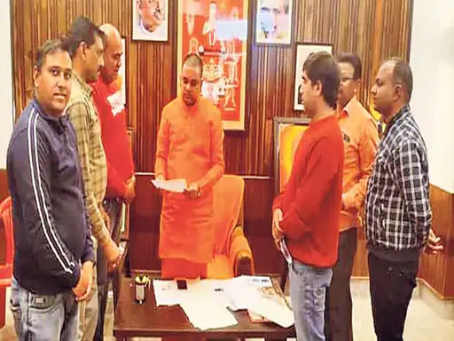 हसन खां में कार्यालय पर जनसुनवाई करते सांसद महंत बालकनाथ:राजस्थान के 5 बजट अलवर को नहीं दिला पाए पानी : सांसद बालकनाथ