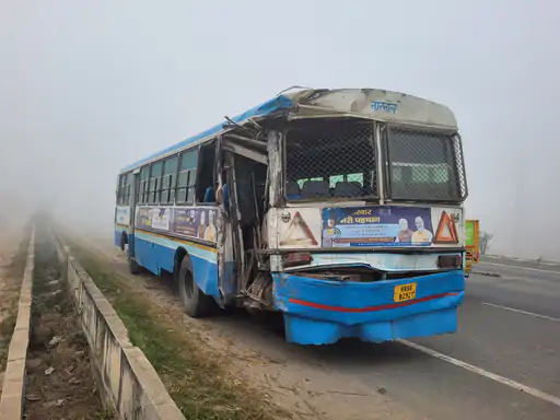 घने कोहरे से एक के बाद एक 6 वाहन भिड़े:हाइवे पर लगा 4 किलोमीटर लंबा जाम, 6 लोग चोटिल