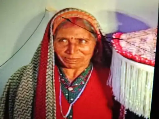 मर्डर कर कमरे को बाहर से लॉक किया:मुंह पर रखे थे दो तकिए; फर्श पर बिखरे मिले चूड़ियों के टुकड़े