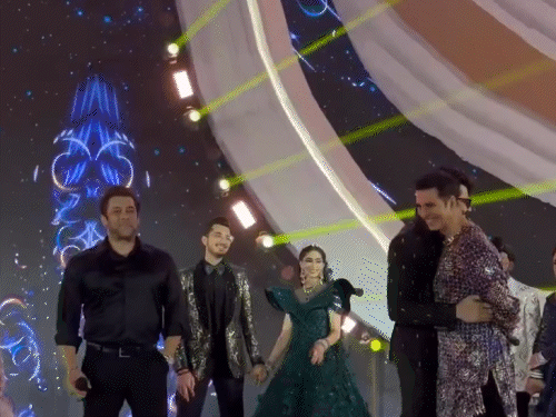 दिल्ली की ग्रैंड वेडिंग में सलमान-अक्षय ने किया डांस:यूजर्स ने तंज कसते हुए बोला- पैसा क्या-क्या नहीं करवाता