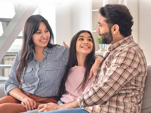 परवरिश:अभिभावकों से दूर रहकर युवा बच्चे गलत फैसले कर सकते हैं, हालात बिगड़ रहे हैं तो बच्चों को संभाल लीजिए