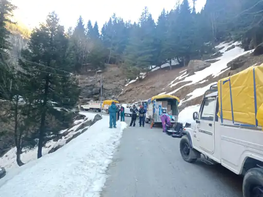 कुल्लू में नंदा देवी वेब सीरीज की शूटिंग:बर्फबारी के बीच सुनील शेट्टी के शॉट्स, बीच में खराब हुआ मौसम