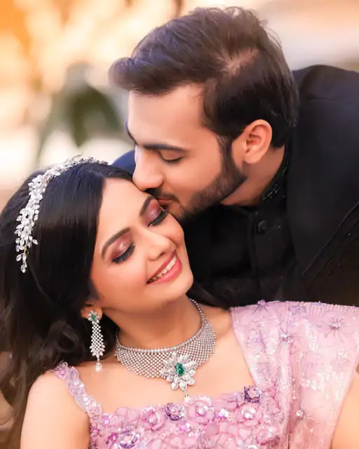 चीनी कम एक्ट्रेस स्विनी खारा ने की सगाई:शेयर की सेरेमनी की रोमांटिक तस्वीरें, पिंक लहंगा में दिखीं बेहद खूबसूरत