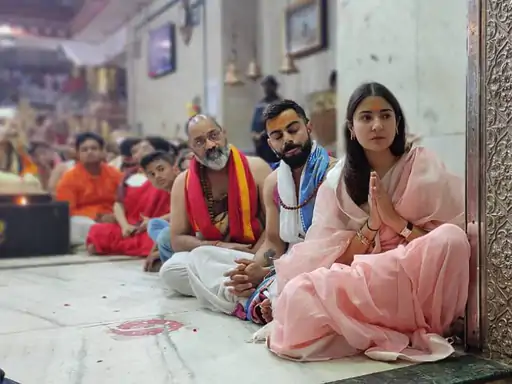 विराट-अनुष्का ने महाकाल मंदिर में भस्म आरती की:कोहली रुद्राक्ष की माला और धोती-सोला पहने दिखे, अनुष्का साड़ी में नजर आईं