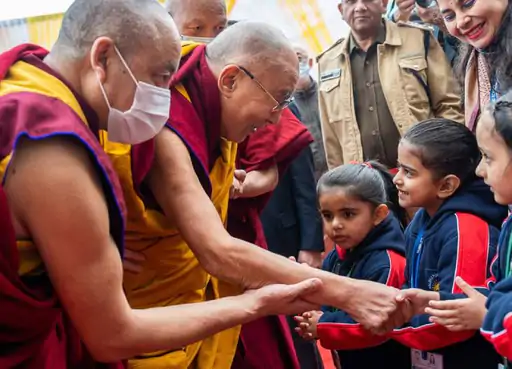 अच्छी नींद से भाषा समृद्ध होती है:हम कई भाषाओं में सपने देखते हैं, दिमाग भाषाओं के शब्दों और आवाजों से खेलता है