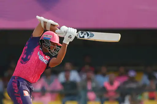 सैमसन का बेहतरीन फ्लाइंग कैच:फ्री हिट पर कैच हुए हेटमायर, बोल्ट ने पहले ओवर में लिए 2 विकेट; देखें मोमेंट्स