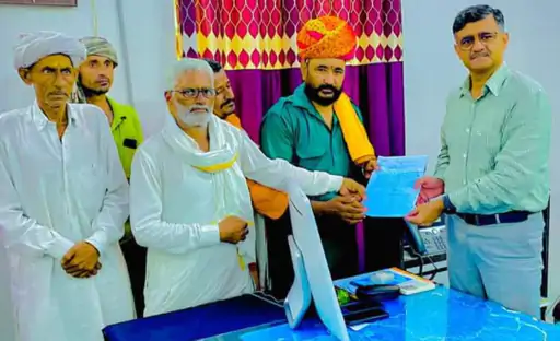 पास्ता सड़क के पुनर्निर्माण और चंबल पानी की मांग को लेकर ग्रामीणों ने सौंपा ज्ञापन