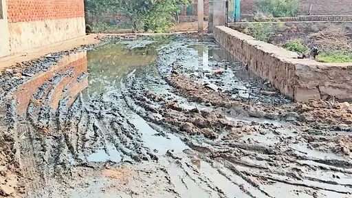 रास्ते में जलभराव से आमजन को हो रही परेशानी, पानी में गिर कर चोटिल हो रहे स्कूल जाने वाले बच्चे