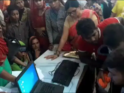 मोबाइल लेने पहुंची महिलाओं को करना पड़ रहा घंटों इंतजार सर्वर डाउन के कारण नहीं आया OTP