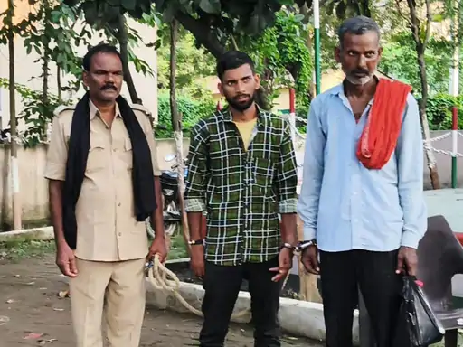 Straw was hidden in the house, stone pelting took place when police arrived; 3 smugglers arrested