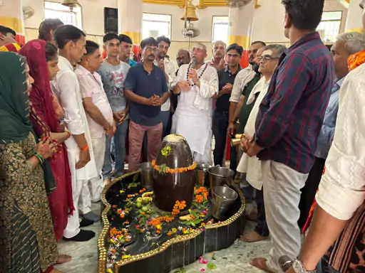 बुलंदशहर के श्री द्वादश महालिंगेश्वर मंदिर में व्यवस्था के लिए गन्ने के रस से अभिषेक:सावन के तीसरे सोमवार पर विशेष आयोजन...TV Newsकल तक
