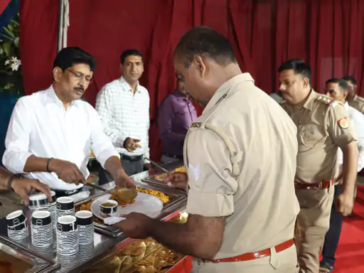 बुलंदशहर SSP ने खुद परोसा पुलिसकर्मियों को भोजन:कांवड़ यात्रा के शांतिपूर्ण समापन पर थाने में भोज,परिजन भी शामिल...TV Newsकल तक