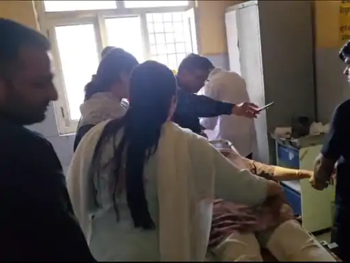 खुर्जा के अस्पताल में मोबाइल टॉर्च से हो रहा इलाज:उपमुख्यमंत्री के दौरे से पहले स्वास्थ्य सेवाओं की पोल खुली...TV Newsकल तक