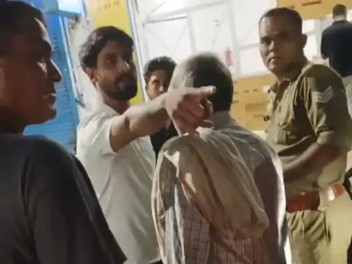 सिकंदराबाद में शराब के ठेके पर ओवर रेट पर हंगामा:पुलिस ने मामला संभाला,ग्राहकों ने किया विरोध...TV Newsकल तक