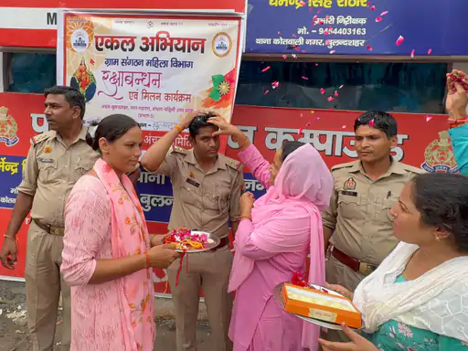 बुलंदशहर में पुलिसकर्मियों को राखी बांधी:मिठाई खिलाकर लंबी आयु की कामना,समाज का वास्तविक रक्षक बताया...TV Newsकल तक