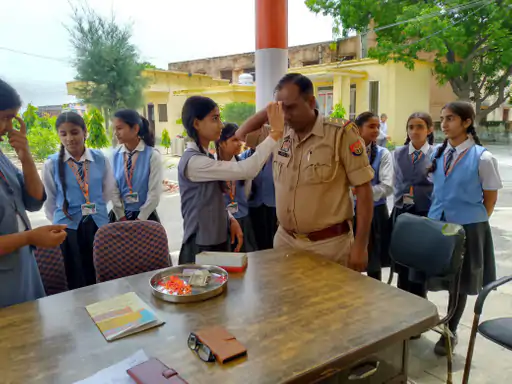 बुलंदशहर में बच्चों ने पुलिस कर्मियों को बांधी राखी: बैंक कर्मचारियों को भी बांधी राखी, स्कूली छात्रों ने कोतवाली पहुंचकर पुलिसकर्मियों का किया सम्मान...TV Newsकल तक