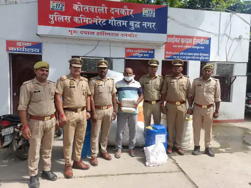 यमुना एक्सप्रेसवे के पास नकली शराब फैक्ट्री पकड़ी:200 लीटर शराब जब्त, एक आरोपी गिरफ्तार, तीन फरार