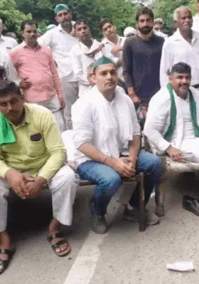 बुलंदशहर में 1 हजार किसान धरने पर, कलेक्ट्रेट घेरा:डीएम को बुलाने पर अड़े,500 ट्रैक्टर से खाट-हुक्का लेकर पहुंचे...TV Newsकल तक