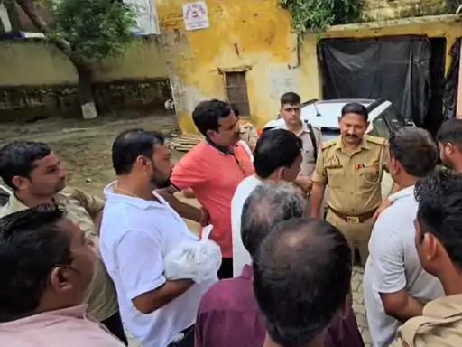 बुलंदशहर में बड़े भाई ने की छोटे भाई की हत्या:अस्पताल में दम तोड़ा,मामूली कहासुनी के बाद पीट-पीटकर किया लहूलुहान...TV Newsकल तक