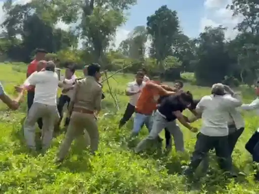ग्राम समाज की जमीन पर पेड़ कटान को लेकर विवाद:कई घायल,जांच टीम के सामने ग्राम प्रधान और ग्रामीणों में मारपीट...TV Newsकल तक
