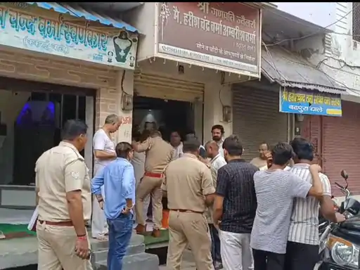 जहांगीराबाद में ज्वैलर्स की दुकान से चोरी:हजारों के सोने के गहने लेकर फरार,ग्राहक बनकर आया शख्स...TV Newsकल तक