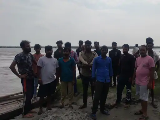गंगा का जलस्तर बढ़ने से अनूपशहर में कटान:30 फीट गहरा पानी,मल्लाह बस्ती के पास 10 फीट रेत की ठोकर कटी,लोगों ने प्रशासन से मदद मांगी...TV Newsकल तक