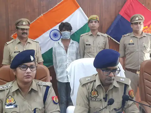 नकली नोट चलाने वाला गिरफ्तार:500 का नोट 250 में खरीदकर छोटी दुकानों पर चलाता था, 11500 रुपए बरामद