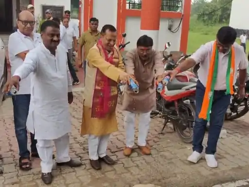 बुलंदशहर में स्वदेशी उत्पाद अपनाने का अभियान:स्वदेशी अपनाने का दिया संदेश,भाजपा व्यापार प्रकोष्ठ ने विदेशी कोल्ड ड्रिंक्स फेंकी...TV Newsकल तक