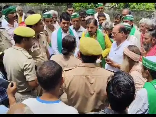खुर्जा में झुंड बाबा मंदिर में आठवीं बार चोरी:सीसीटीवी में कैद,चांदी का छत्र और दान पेटी गायब,भाकियू ने सीओ को सौंपा ज्ञापन...TV Newsकल तक
