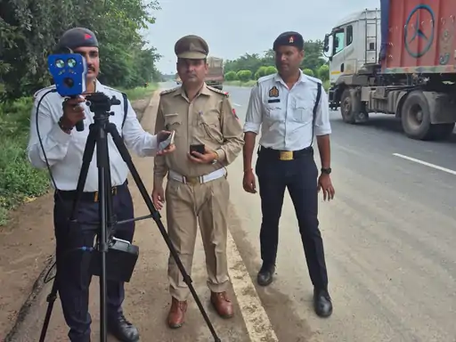 बुलंदशहर में ओवरस्पीडिंग पर कार्रवाई:स्पीड लेजर गन से की गई जांच,अगस्त में 1100 वाहनों के 22 लाख रुपये के चालान हुए...TV Newsकल तक