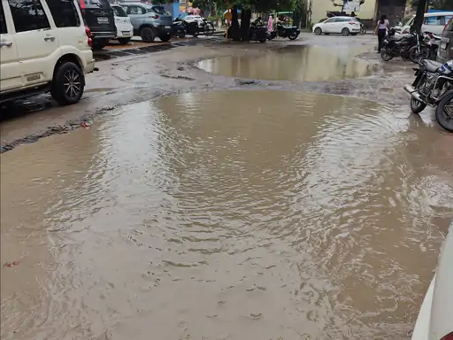 खुर्जा में तेज आंधी और बारिश का कहर:आधे शहर की बिजली गुल,बिजली के पोल गिरे, जलभराव से परेशानी...TV Newsकल तक