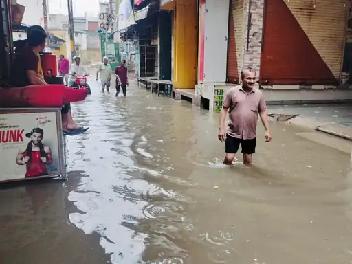 बुलंदशहर में तेज हवा के साथ बारिश हुई:10 प्रतिशत बच्चे ही स्कूल आए,गुलावठी में जलभराव से कारोबार ठप...TV Newsकल तक