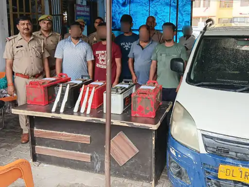 बुलंदशहर में बस बैटरी चोर गिरोह का भंडाफोड़:चोरी की बैटरियां और वैगनआर कार बरामद,5 आरोपी गिरफ्तार...TV Newsकल तक