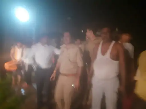 सिकंदराबाद में दो मंजिला मकान ढहा:3 घायल; मलबे में दबकर 9 पशुओं की मौत,जेसीबी से रेस्क्यू...TV Newsकल तक