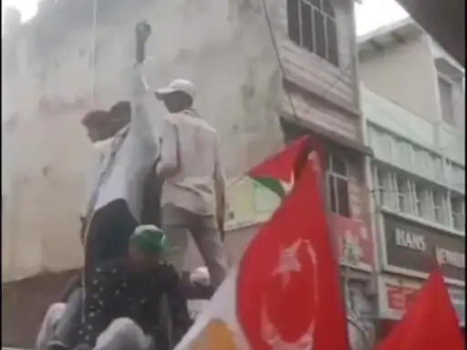 ईद मिलाद-उन-नबी के जुलूस में फिलिस्तीन का झंडा लहराया:दो युवकों के खिलाफ एफआईआर दर्ज कर गिरफ्तार किया...TV Newsकल तक