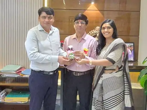 उपन्यासकार शर्मा ने जहांगीराबाद में शैक्षणिक संस्थानों का दौरा किया:छात्रों से की बातचीत; कक्षाओं में कम उपस्थिति पर जताई चिंता...TV Newsकल तक