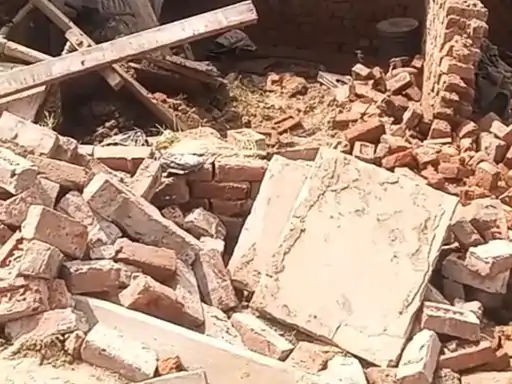 खुर्जा में एक महीने में चौथा मकान गिरा:लाखों का सामान दबा,अरनिया के भुल्लनगढ़ी गांव में बारिश से ढहा घर...TV Newsकल तक