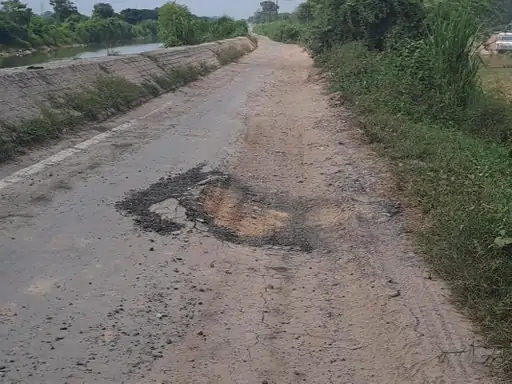 जालखेड़ा में टूटी सड़क से ग्रामीण परेशान:स्कूली बच्चों को आवागमन में दिक्कत,कई गांवों को जोड़ने वाली सड़क में गड्ढे...TV Newsकल तक
