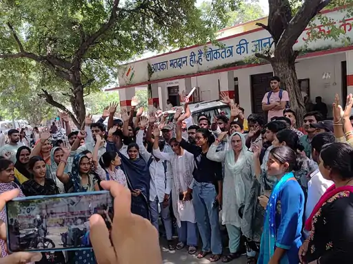 खुर्जा में पंचायत सहायकों का क्रॉप सर्वे से इनकार:कहा- यह काम हमारे दायित्व से बाहर,कलेक्ट्रेट में सौंपा ज्ञापन...TV Newsकल तक