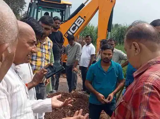 बुलंदशहर में सड़क निर्माण की गुणवत्ता पर सवाल:ग्रामीणों ने किया विरोध,8 करोड़ की सड़क में घटिया सामग्री मिली,15 दिन में सुधार का आदेश...TV Newsकल तक