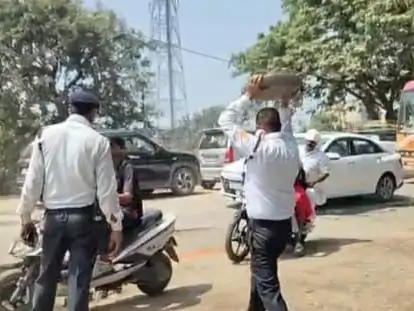 सिर पर तसला रखकर गड्‌ढे भर रहे पुलिसकर्मी:फावड़े से मिट्‌टी खुदाई की,दिल्ली रूट का डायवर्जन होने से बढ़ा दबाव...TV Newsकल तक